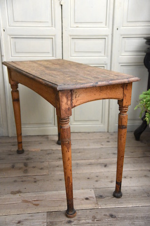 褪せた風合いが良い木製テーブル(HOLD)