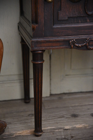 上品な装飾が美しいベッドサイドテーブル