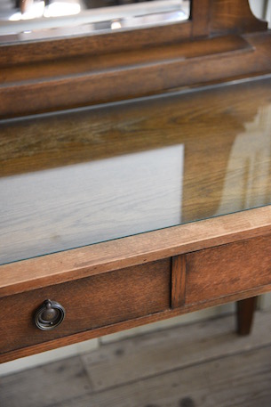 雰囲気ある木製のドレッサー