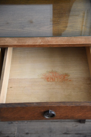 雰囲気ある木製のドレッサー