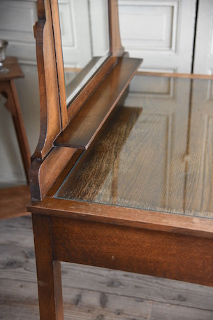 雰囲気ある木製のドレッサー