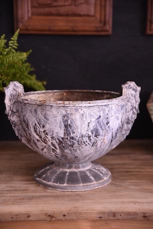 雰囲気あるペイントのアイアンプランター