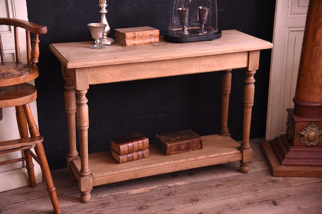 明るい木肌の木製コンソールテーブル