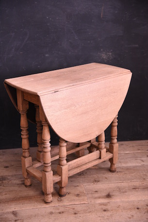 風合いあるゲートレッグテーブル