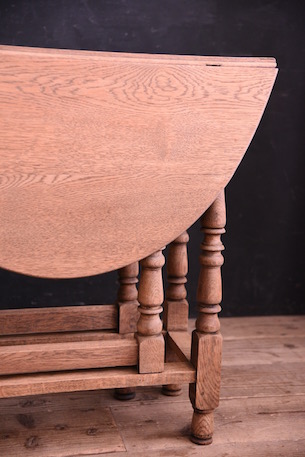 風合いあるゲートレッグテーブル