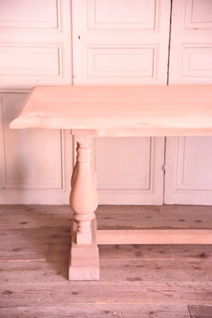 風合い豊かな重厚感あるダイニングテーブル