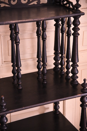 装飾が魅力的なミュージックシェルフ