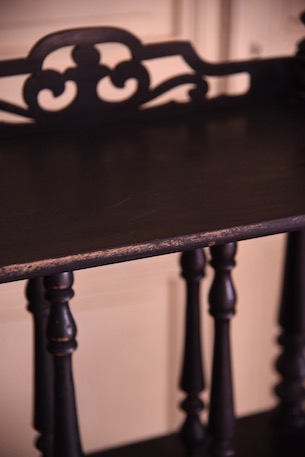 装飾が魅力的なミュージックシェルフ