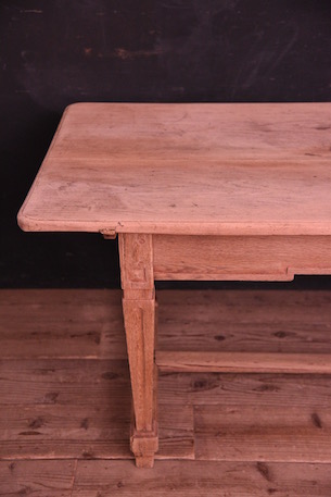 風合いあるドロワーが付いた木製テーブル