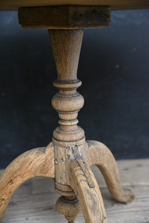 雰囲気ある明るい木肌のラウンドテーブル