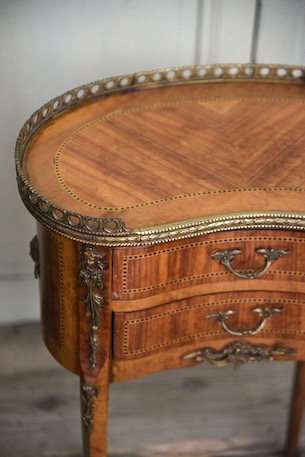 装飾が美しい小ぶりなベッドサイドテーブル