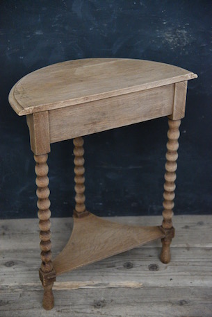 風合いある半円のコンソールテーブル