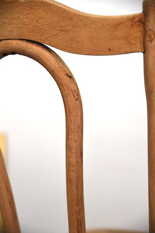 風合いある曲げ木のカフェチェア b