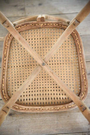 可愛らしい曲げ木のカフェチェア b