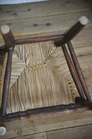 風合いある藁座面のチェア f