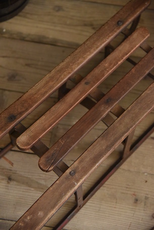 風合いある木製のそり