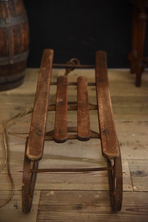 風合いある木製のそり