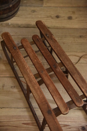 風合いある木製のそり