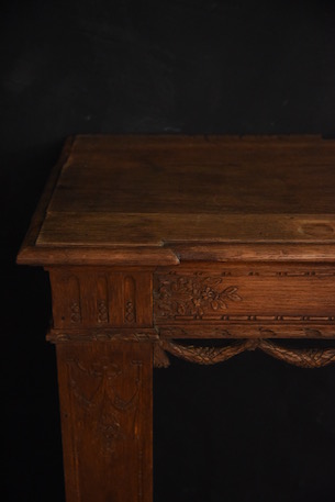 繊細な彫りの装飾が魅力的なマントルピース