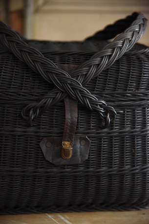 網目が繊細なブラックのパニエバスケット フランス