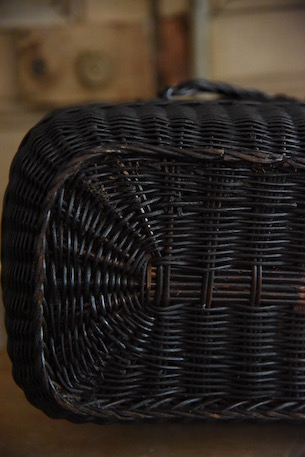 網目が繊細なブラックのパニエバスケット フランス