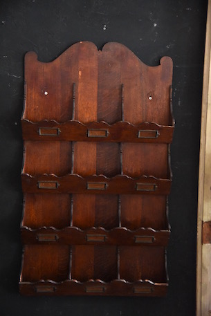 波のようなアーチのデザインが美しいレターラック