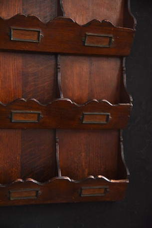 波のようなアーチのデザインが美しいレターラック