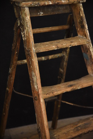 木の風合い豊かなSIMPLEXのステップラダー