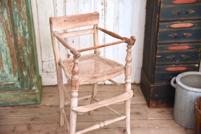 手すりのついたシンプルなベビーチェア フランス