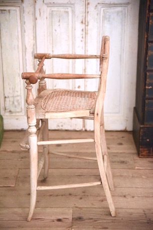 手すりのついたシンプルなベビーチェア フランス