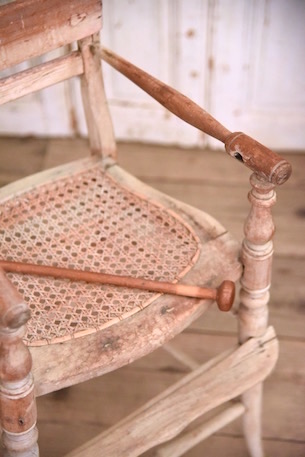 手すりのついたシンプルなベビーチェア フランス