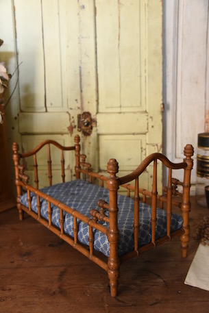 フレンチアンティーク　バンブー　人形用ベッド ドール 人形) フランス アンティーク 木製ベッド 47 cm | Le