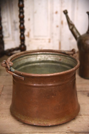 吊り下げる持ち手がついたコッパー鍋