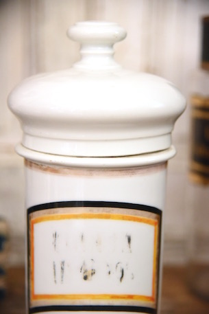 アンティーク　白　陶器　ラベル　薬品ボトル　2