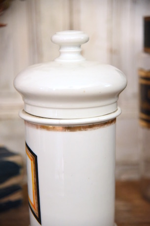 アンティーク　白　陶器　ラベル　薬品ボトル　2