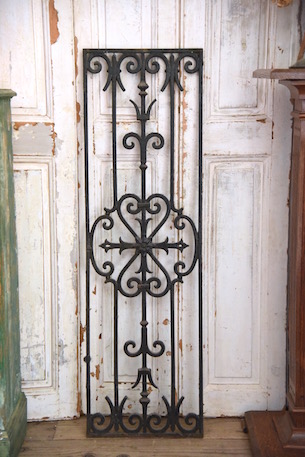 控えめで可愛らしい装飾のアイアンパネル a