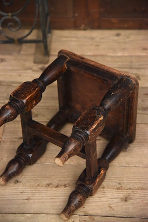 アンティーク　木製スツール 座面正方形　脚太