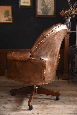 鋲打ちが格好良いチェスターフィールドオフィスチェア