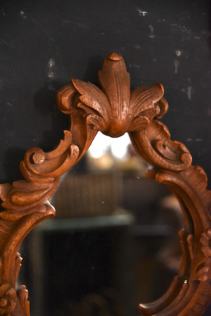 アンティーク　木製ウォールミラー　ロカイユ・アラベスク模様