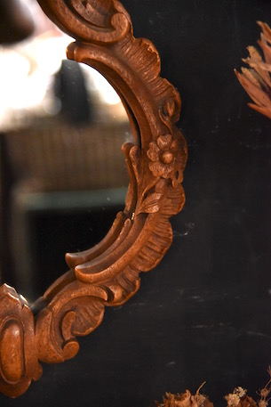 アンティーク　木製ウォールミラー　ロカイユ・アラベスク模様