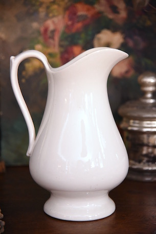 滑らかなカーブが美しい水差し BOCH LA LOUVIERE