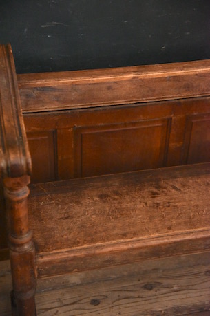 アンティーク　木製ベンチ　手すりに装飾