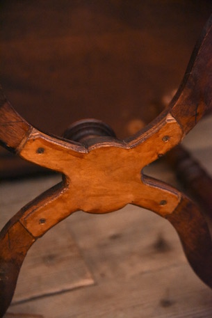 アンティーク　ラウンドテーブル　脚のつなぎが独特