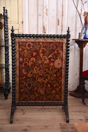 アカンサス模様のシックなファイヤースクリーン