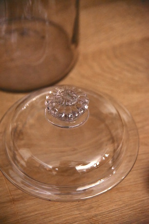 アンティーク　円柱ガラスポット　花型取手の蓋つき