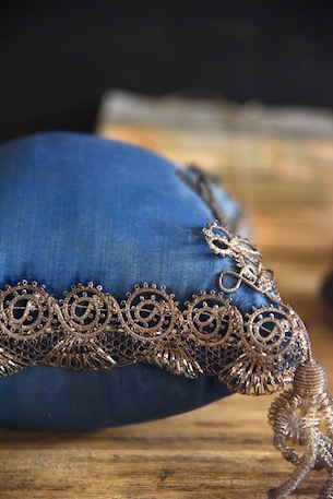 アンティーク　ハットピン用クッション　銀刺繍入り　タコタッセル付き
