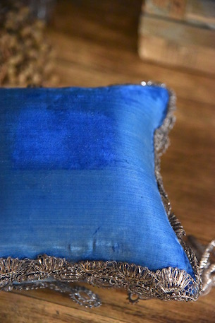 アンティーク　ハットピン用クッション　銀刺繍入り　タコタッセル付き