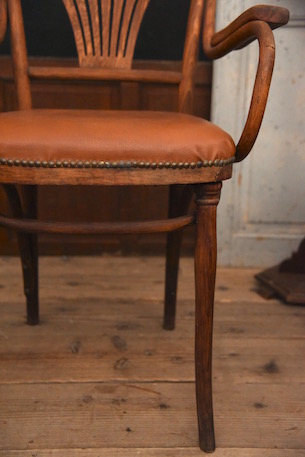 アンティーク　ベントウッドチェア　アームレスト付き　トーネット　THONET