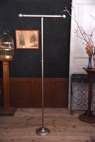 くすんだシルバーが雰囲気あるTバーラック