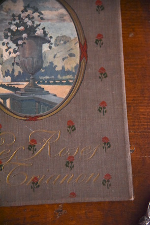 アンティーク　フランス絵本　LES ROSES DE TRIANON